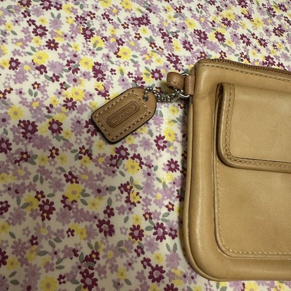 Vintage Coach Wristlet Camel Tan Leather Silver Hardwear Key Tag Wallet/Clutch - Picture 5 of 6